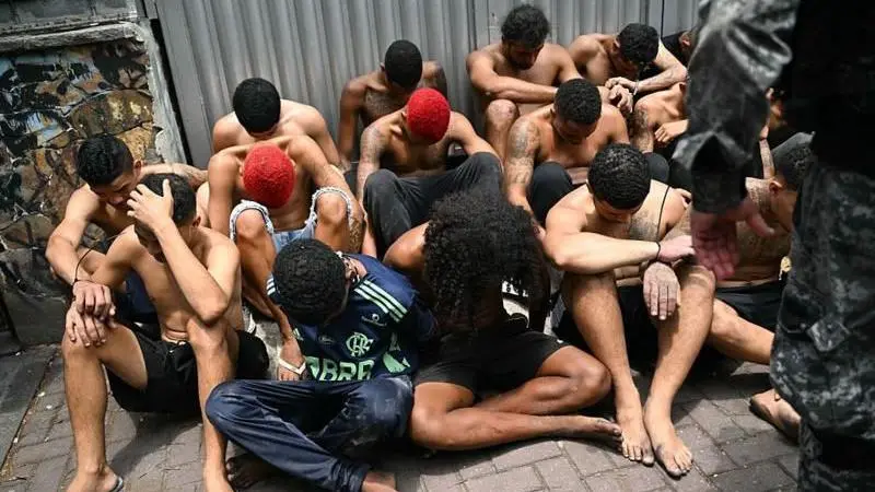 Qué es Comando Vermelho y cuánto poder tiene la banda criminal contra la que la policía en Brasil lanzó un operativo que dejó más de 120 muertos